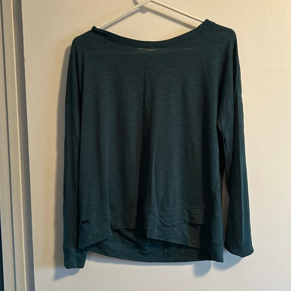 Super cute open back tee
